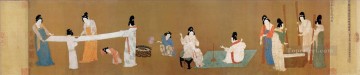 趙季宋徽宗 Painting - 新たに織られた絹の古い墨を準備する官女たち